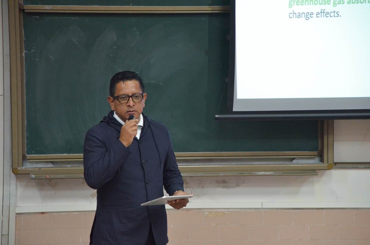 讲座2:亚马逊碳公司的介绍 特写 卢子淇摄